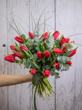 Czerwone tulipany z eukaliptusem