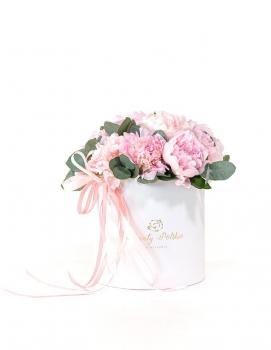 Różowe peonie w białym pudełku