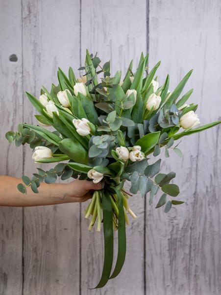 Białe tulipany z eukaliptusem
