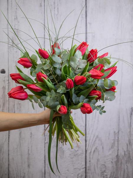 Czerwone tulipany z eukaliptusem