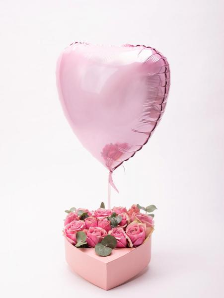 Różowe róże w sercu z balonem (duże)