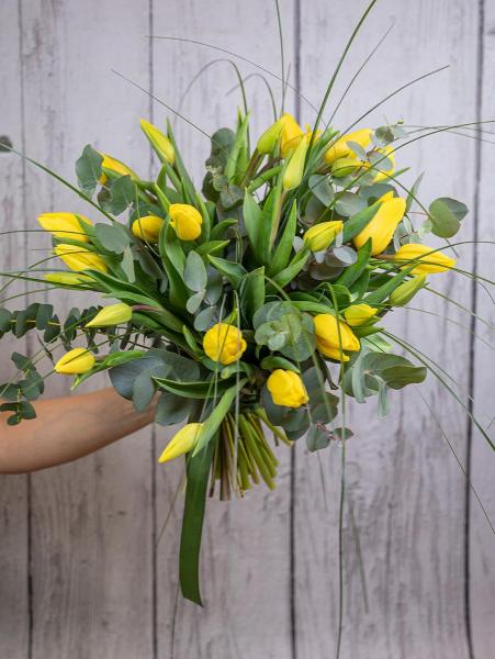 Żółte tulipany z eukaliptusem